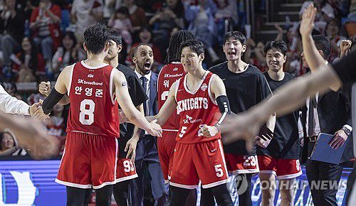 승기 잡은 SK 환호(서울=연합뉴스) 황광모 기자 = 23일 서울 송파구 잠실학생체육관에서 열린 2024~2025시즌 프로농구 4강 플레이오프 서울 SK와 수원 kt의 경기. SK의 자밀 워니의 절묘한 패스와 오재현의 슛으로 승기를 잡은 뒤 전희철 감독과 김선형을 비롯한 선수들이 환호하고 있다. 2025.4.23 hkmpooh@yna.co.kr