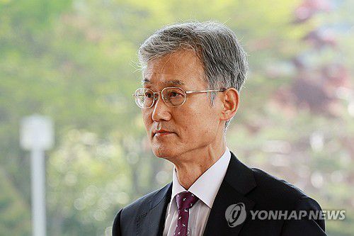 조희대 대법원장 출근(서울=연합뉴스) 신현우 기자 = 조희대 대법원장이 24일 서울 서초구 대법원으로 출근하고 있다.     대법원 전원합의체는 이날 이재명 전 더불어민주당 대표의 공직선거법 위반 혐의 사건 두 번째 기일을 열어 사건을 심리한다. 2025.4.24 nowwego@yna.co.kr