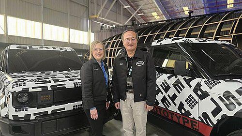 SK온, 미국 전기차 스타트업 '슬레이트' 배터리 공급업체 선정(서울=연합뉴스) 이석희 SK온 대표이사 사장(오른쪽)과 크리스 바먼 슬레이트 최고경영책임자가 24일(현지시간) 미국 캘리포니아주 롱비치에서 열린 슬레이트 신차 공개 행사에서 기념 촬영하고 있다. 2025.4.25 [SK온 제공. 재판매 및 DB 금지] photo@yna.co.kr