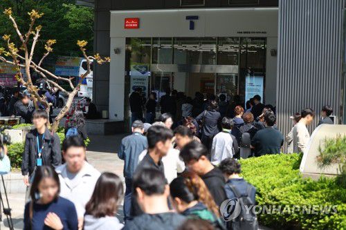 SKT, 유심 교체 기다리는 시민들(서울=연합뉴스) 서대연 기자 = 가입자 유심(USIM) 정보를 탈취당한 SK텔레콤이 유심 무료교체 서비스를 시작한 지난 28일 서울 시내 한 SKT 대리점에서 시민들이 유심 교체를 위해 줄을 서 차례를 기다리고 있다. 2025.4.28 dwise@yna.co.kr