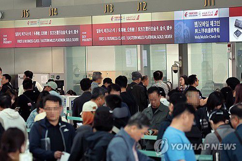 5월 황금연휴 해외여행 '쑥'(영종도=연합뉴스) 이진욱 기자 = 다음달 '황금연휴'를 앞두고 여행업계에서는 해외여행을 떠나려는 여행객이 늘어나면서 여행사들도 대목을 잡기 위한 마케팅에 분주하다. 반면 소상공인들은 소비가 살아날 기미가 없다며 낙심하는 분위기다.     사진은 28일 인천국제공항 1터미널 출국장 모습. 2025.4.28 cityboy@yna.co.kr