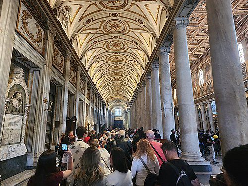 프란치스코 교황 참배객들(로마=연합뉴스) 신창용 특파원 = 참배객들이 29일(현지시간) 이탈리아 로마 시내 산타 마리아 마조레 대성전에 안장된 프란치스코 교황의 무덤 앞을 지나고 있다. 2025.4.30 changyong@yna.co.kr