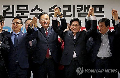 김문수 후보 지지 선언하는 홍준표 캠프 의원들(서울=연합뉴스) 류영석 기자 = 국민의힘 김문수 제21대 대통령 선거 경선 후보가 30일 서울 여의도 대하빌딩 후보 캠프 사무실에서 지지 선언을 위해 찾은 홍준표 전 대구시장 경선 캠프 소속 의원들과 함께 손을 맞잡고 있다. 2025.4.30 ondol@yna.co.kr