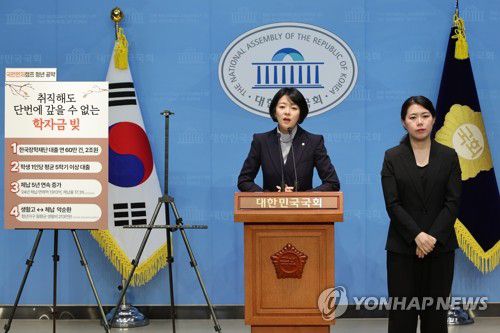 한동훈 후보 청년학자금 공약 발표하는 배현진 의원(서울=연합뉴스) 김주성 기자 = 국민의힘 한동훈 대선 경선 후보 캠프의 전략총괄위원장인 배현진 의원이 30일 서울 여의도 국회 소통관에서 청년학자금 대출 공약을 발표하고 있다. 2025.4.30 utzza@yna.co.kr