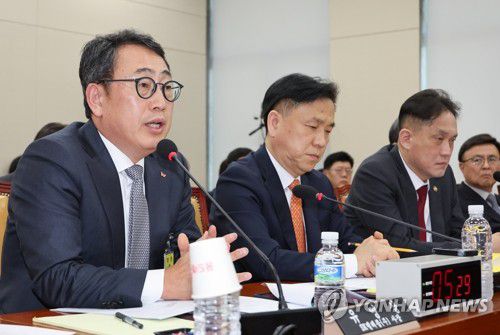 질의에 답하는 유영상 SKT 대표이사(서울=연합뉴스) 김주성 기자 = 유영상 SK텔레콤 대표이사가 30일 국회 과학기술정보방송통신위원회의에서 열린 방송통신 분야 청문회에서 유심 해킹 사태와 관련한 질의에 답하고 있다. 2025.4.30 utzza@yna.co.kr