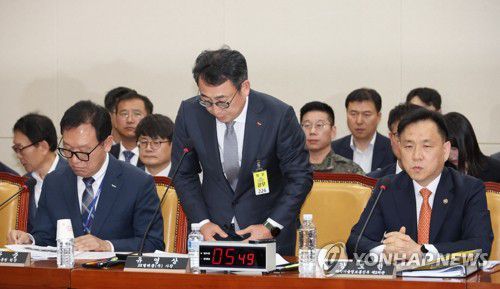 사과하는 유영상 SKT 대표이사(서울=연합뉴스) 김주성 기자 = 유영상 SK텔레콤 대표이사가 30일 국회 과학기술정보방송통신위원회의에서 열린 방송통신 분야 청문회에서 유심 해킹 사태에 대해 사과하고 있다. 2025.4.30 utzza@yna.co.kr