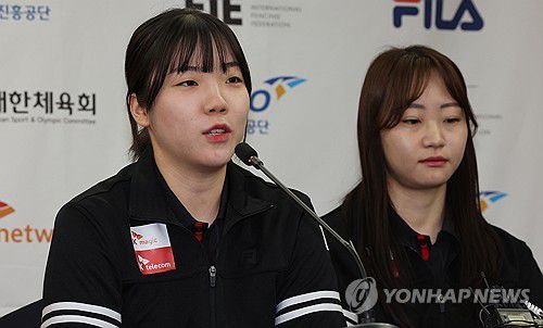 답변하는 전하영(서울=연합뉴스) 서명곤 기자 = 30일 서울 송파구 올림픽파크텔에서 열린 '2025 서울 SK텔레콤 국제그랑프리' 미디어데이에서 전하영이 취재진의 질문에 답하고 있다, 오른쪽은 최세빈. 2025.4.30 seephoto@yna.co.kr