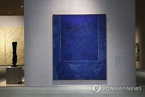 김환기 산울림(서울=연합뉴스) 강민지 기자 = 30일 서울 종로구 국립현대미술관 서울관에서 열린 MMCA 서울 상설전 '한국현대미술 하이라이트'에 김환기 '산울림'(10-Ⅴ-73 #314)가 전시되고 있다. 전시는 이건희컬렉션 9점을 포함 한국 현대미술 대표작 86점을 소개한다. 2025.4.30 mjkang@yna.co.kr