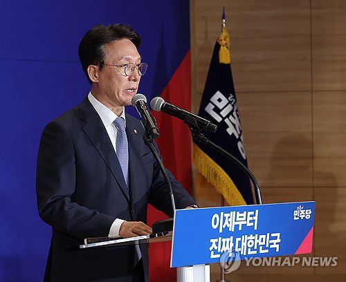 발언하는 김민석 최고위원(서울=연합뉴스) 류영석 기자 = 더불어민주당 이재명 대선 후보 선거대책위원회 상임 공동 선대위원장을 맡은 김민석 수석 최고위원이 30일 서울 여의도 국회 의원회관에서 열린 중앙선거대책위원회 출범식에서 발언하고 있다. 2025.4.30 ondol@yna.co.kr