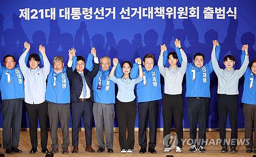 민주당 제21대 대통령선거 선대위 출범식(서울=연합뉴스) 박동주 기자 = 30일 서울 여의도 국회 의원회관에서 열린 더불어민주당 제21대 대통령선거 '진짜 대한민국' 중앙선거대책위원회 출범식에서 이재명 대선 후보, 윤여준·박찬대 상임 총괄선대위원장 등 참석자들이 기념촬영을 하고 있다. 2025.4.30 pdj6635@yna.co.kr