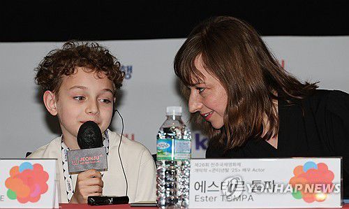 제26회 전주국제영화제 개막작 콘티넨탈 '25(전주=연합뉴스) 나보배 기자 = 제26회 전주국제영화제 개막일인 30일, 전북 전주시 완산구 전주디지털독립영화관에서 열린 콘티넨탈 '25 개막작 기자회견에서 베네데크 미클로시 터나세 배우(왼쪽)가 기자들의 질문에 답하고 있다. 2025.4.30 warm@yna.co.kr