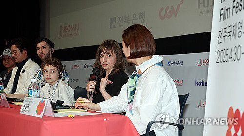 전주국제영화제 개막작, 콘티넨탈 '25(전주=연합뉴스) 나보배 기자 = 제26회 전주국제영화제 개막일인 30일, 전북 전주시 완산구 전주디지털독립영화관에서 열린 콘티넨탈 '25 개막작 기자회견에서 에스테르 톰파 배우(오른쪽 두번째)가 기자들의 질문에 답하고 있다. 2025.4.30 warm@yna.co.kr