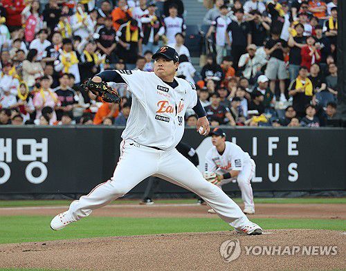 투구하는 류현진(대전=연합뉴스) 이주형 기자 = 30일 대전한화생명볼파크에서 열린 2025 신한 SOL 뱅크 KBO리그 한화이글스와 LG 트윈스의 경기. 한화 선발투수 류현진이 투구하고 있다. 2025.4.30 coolee@yna.co.kr