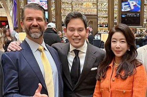 트럼프 주니어 만난 정용진 회장(서울=연합뉴스) 정용진 신세계그룹 회장과 부인 한지희 여사가 지난 1월 18일(현지시간) 미국 워싱턴DC에서 트럼프 주니어를 만나고 있다. 2025.1.21 [신세계그룹 제공. 재판매 및 DB 금지] photo@yna.co.kr