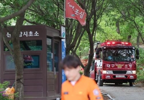 뒷불 감시하는 소방관계자(대구=연합뉴스) 김현태 기자 = 23시간 만에 진화됐다가 잔불 정리 중 재발화해 확산했던 대구 북구 함지산 산불이 다시 진화 완료된 1일 오전 산불 현장 진입로에서 소방관계자들이 뒷불을 감시하며 만약의 사태에 대비하고 있다. 2025.5.1 mtkht@yna.co.kr