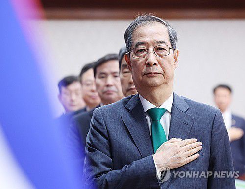한덕수 권한대행, 국무회의    (서울=연합뉴스) 한상균 기자 = 한덕수 대통령 권한대행 국무총리가 18일 정부서울청사에서 열린 국무회의에서 국기에 경례하고 있다. 2025.4.18 [대통령실통신사진기자단]     xyz@yna.co.kr (끝)