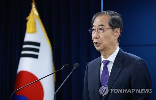 한덕수 권한대행 대국민담화    (서울=연합뉴스) 홍해인 기자 = 한덕수 대통령 권한대행 국무총리가 1일 정부서울청사에서 대국민담화를 하고 있다. 2025.5.1     hihong@yna.co.kr (끝)