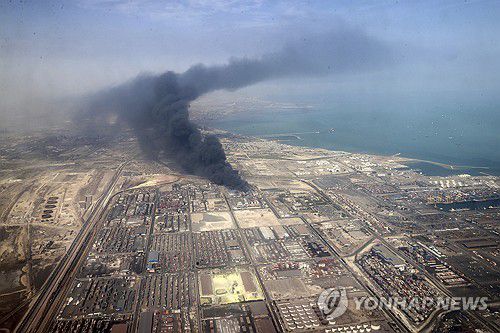 27일(현지시간) 이란 남동부 반다르압바스 지역 샤히드라자이 항구 폭발 현장[AP 연합뉴스 자료사진. 재배포 및 DB 금지]