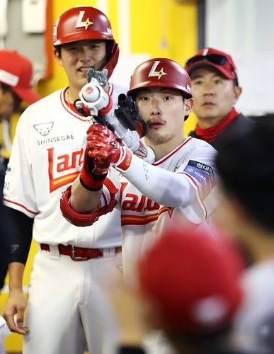 최지훈의 홈런 세리머니(서울=연합뉴스) SSG 최지훈이 1일 인천 SSG랜더스필드에서 열린 프로야구 삼성과 홈 경기, 3회 역전 투런 홈런을 친 뒤 더그아웃에서 세리머니를 펼치고 있다. [SSG 랜더스 제공. 재판매 및 DB금지]