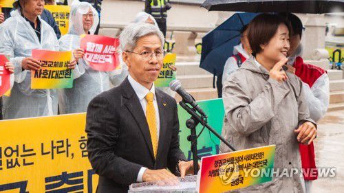 '사회대전환 연대회의' 권영국 대선 후보 출마 선언(서울=연합뉴스) 정의당, 노동당, 녹색당과 노동·사회운동 단체들이 참여하는 '사회대전환 연대회의'의 권영국 대선 후보가 1일 광화문 광장에서 제21대 대선 출마를 선언하고 있다. [정의당 제공. 재판매 및 DB 금지]