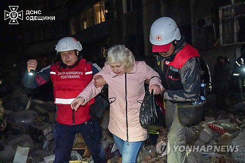 1일(현지시간)러시아의 드론 공격 이후 구조대원의 도움을 받아 대피하는 우크라이나 오데사 주민 [로이터 연합뉴스]