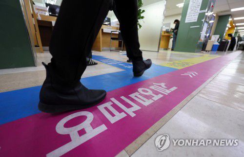 2021년 12월 노동시장 동향 발표(서울=연합뉴스) 김인철 기자 = 10일 고용노동부가 발표한 작년 12월 노동시장 동향에 따르면 지난달 숙박·음식업의 고용보험 가입자는 66만3천명으로, 전년 같은 달보다 1만2천명(1.8%) 증가한 것으로 나타났다. 구직급여(실업급여) 지급액은 작년 9월부터 4개월 연속으로 1조원을 밑돌았다. 사진은 이날 오후 서울 중구 고용복지플러스센터 모습. 2022.1.10 yatoya@yna.co.kr