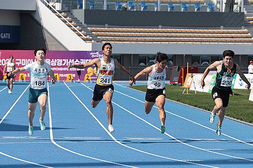 나마디 조엘진, 아시아육상선수권 남자 100ｍ 우승(서울=연합뉴스) 나마디 조엘진(왼쪽 두 번째)이 21일 경북 구미시민운동장에서 열린 2025 구미아시아육상경기선수권대회 최종선발대회 남자 100ｍ 결선에서 10초41로 가장 먼저 결승선을 통과하고 있다. [대한육상연맹 제공. 재판매 및 DB금지] photo@yna.co.kr
