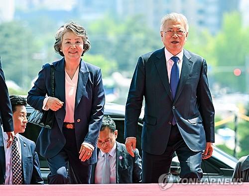 국회 도착한 문재인 전 대통령 부부(서울=연합뉴스) 문재인 전 대통령과 김정숙 여사가 25일 서울 여의도 국회에 우원식 국회의장과 면담을 위해 들어서고 있다. 2025.4.25 [국회사진기자단] photo@yna.co.kr