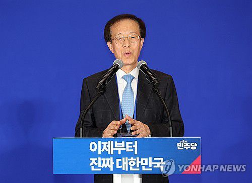 발언하는 이석연 공동선대위원장(서울=연합뉴스) 박동주 기자 = 공동선대위원장을 맡은 이석연 전 법제처장이 30일 서울 여의도 국회 의원회관에서 열린 더불어민주당 제21대 대통령선거 '진짜 대한민국' 중앙선거대책위원회 출범식에서 발언하고 있다. 2025.4.30 pdj6635@yna.co.kr