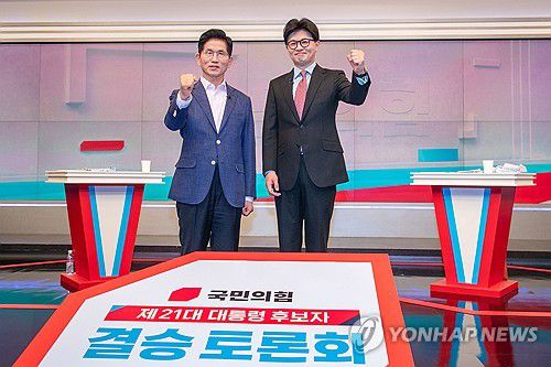 TV토론 앞서 포즈 취하는 김문수ㆍ한동훈 후보(서울=연합뉴스) 국민의힘 제21대 대통령선거 경선 결선투표에 진출한 김문수(왼쪽), 한동훈 후보가 30일 서울 중구 TV조선에서 TV토론에 앞서 포즈를 취하고 있다. 2025.4.30 [국회사진기자단] photo@yna.co.kr