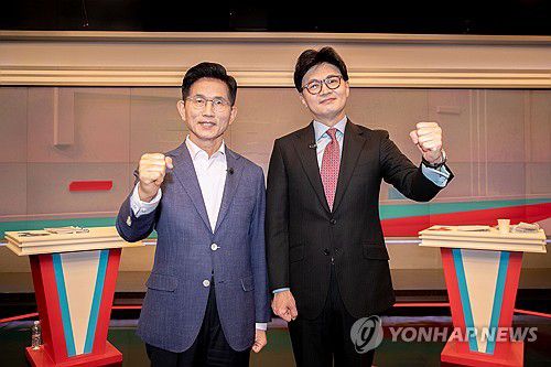 TV토론 앞서 포즈 취하는 김문수ㆍ한동훈 후보(서울=연합뉴스) 국민의힘 제21대 대통령선거 경선 결선투표에 진출한 김문수(왼쪽), 한동훈 후보가 30일 서울 중구 TV조선에서 TV토론에 앞서 포즈를 취하고 있다. 2025.4.30 [국회사진기자단] photo@yna.co.kr