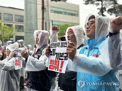 춘천서 열린 노동절 기념 대회(춘천=연합뉴스) 강태현 기자 = 1일 오후 강원 춘천시 퇴계동 남춘천역 일대에서 전국민주노동조합총연맹(민주노총) 강원지역본부와 가맹 산하 조직, 연대 단체들이 노동절 기념 대회를 하고 있다. 2025.5.1 taetae@yna.co.kr