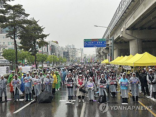 민주노총 강원, 노동절 기념 대회(춘천=연합뉴스) 강태현 기자 = 1일 오후 강원 춘천시 퇴계동 남춘천역 일대에서 전국민주노동조합총연맹(민주노총) 강원지역본부와 가맹 산하 조직, 연대 단체들이 노동절 기념 대회를 하고 있다. 2025.5.1 taetae@yna.co.kr