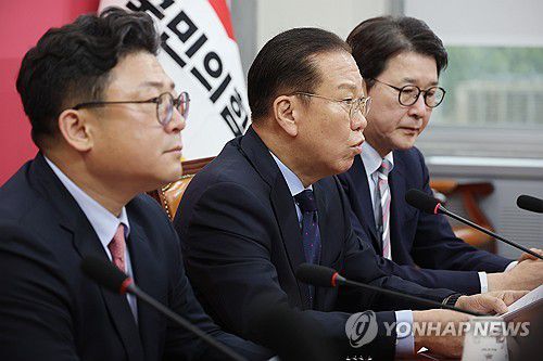 권영세 비상대책위원장, 파기환송 판결 관련 기자회견(서울=연합뉴스) 박동주 기자 = 국민의힘 권영세 비상대책위원장(가운데)이 1일 서울 여의도 국회에서 공직선거법 위반 혐의로 기소된 더불어민주당 이재명 대선후보에게 무죄를 선고한 2심 판결이 대법원에서 유죄 취지로 파기 환송된 것과 관련해 기자회견을 하고 있다. 2025.5.1 pdj6635@yna.co.kr