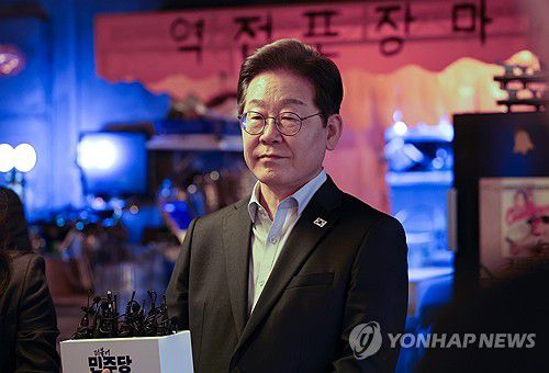 선거법 위반 파기환송에 대한 입장밝히는 이재명 후보(서울=연합뉴스) 더불어민주당 이재명 대선 후보가 1일 서울 종로구의 한 포차 식당에서 비(非)전형 노동자들과의 간담회를 마친 뒤 대법원의 공직선거법 위반 관련 파기환송 선고에 대한 입장을 밝히고 있다. 2025.5.1  [국회사진기자단] photo@yna.co.kr