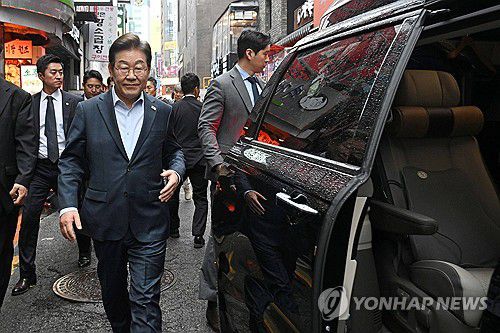 차량으로 이동하는 이재명 후보(서울=연합뉴스) 김주성 기자 = 더불어민주당 이재명 대선 후보가 1일 서울 종로구의 한 포차 식당에서 '당신의 하루를 만드는, 보이지 않는 영웅들'이란 주제로 배달 라이더, 택배 기사 등 비(非)전형 노동자들과 간담회를 마친 뒤 차량으로 이동하고 있다. 2025.5.1 [공동취재] utzza@yna.co.kr