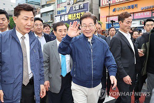 파기환송 판결 이후 '경청 투어' 시작한 이재명 후보(포천=연합뉴스) 김주성 기자 = 대법원이 더불어민주당 이재명 대선 후보의 공직선거법 위반 사건에 대해 유죄 취지로 파기환송 판결을 한 1일 이 후보가 전국 각지에서 민심을 듣는 '골목골목 경청투어'을 시작하며 경기도 포천에서 시민들과 만나고 있다. 2025.5.1 utzza@yna.co.kr