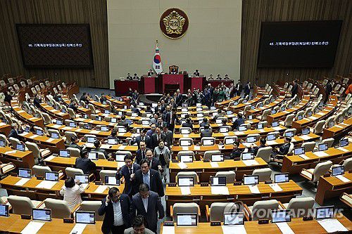 최상목 탄핵소추안 표결, 퇴장하는 국민의힘(서울=연합뉴스) 류영석 기자 = 국민의힘 의원들이 1일 국회에서 열린 본회의에서 우원식 국회의장이 최상목 경제부총리 겸 기획재정부 장관 탄핵소추안을 추가 상정, 표결을 시작하자 항의 구호를 외치며 퇴장하고 있다. 2025.5.1 ondol@yna.co.kr