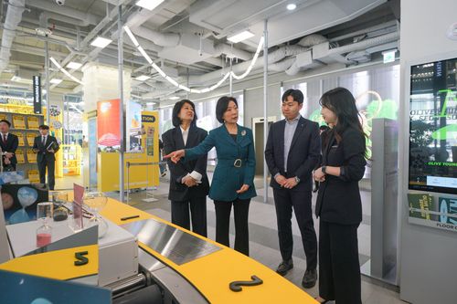 중기부, 화장품 수출기업 현장간담회(서울=연합뉴스) 오영주 중소벤처기업부 장관이 2일 서울 성동구 올리브영N 성수를 방문해 매장을 둘러보고 있다. 2025.5.2 [중소벤처기업부 제공. 재판매 및 DB 금지]