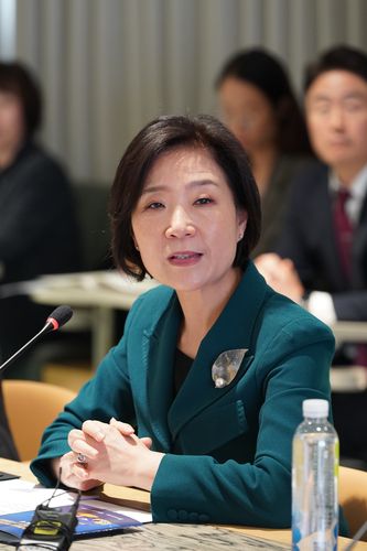 중기부, 화장품 수출기업 현장간담회(서울=연합뉴스) 오영주 중소벤처기업부 장관이 2일 서울 성동구 올리브영N 성수에서 열린 'K-뷰티 수출 중소기업 현장 간담회'에서 참석자들과 기념 촬영을 하고 있다. 2025.5.2 [중소벤처기업부 제공. 재판매 및 DB 금지]