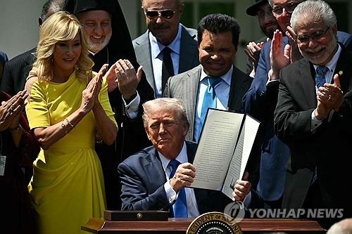 종교자유위원회 설치 행정명령에 서명한 트럼프[워싱턴 AFP=연합뉴스. 재판매 및 DB 금지]