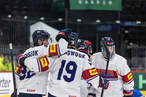 골을 터트리고 기뻐하는 한국 아이스하키 대표팀[국제아이스하키연맹(IIHF) 제공. 재판매 및 DB 금지]