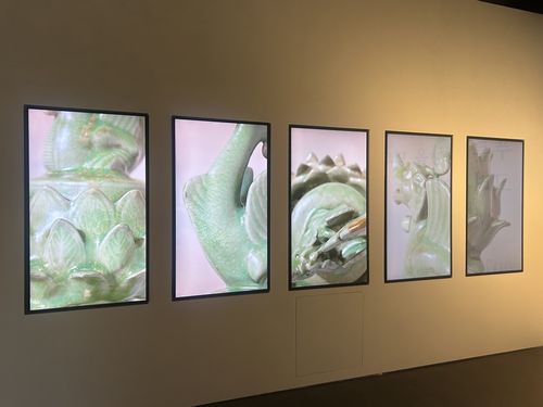 고려의 상형 청자     (경주=연합뉴스) 김예나 기자 = 2일 국립경주박물관에서 열린 특별전 '푸른 세상을 빚다, 고려 상형 청자'의 전시실 입구 모습. 2025.5.2     yes@yna.co.kr