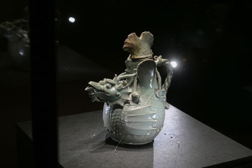 국보 '청자 어룡형 주전자'[국립경주박물관 제공. 재판매 및 DB 금지]