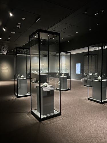 '명품' 고려 상형 청자     (경주=연합뉴스) 김예나 기자 = 2일 국립경주박물관에서 열린 특별전 '푸른 세상을 빚다, 고려 상형 청자'에서 다양한 상형 청자가 전시돼 있다. 2025.5.2     yes@yna.co.kr