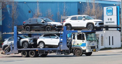 미국으로 수출 앞두고 출고되는 한국GM 차량     (인천=연합뉴스) 임순석 기자 = 도널드 트럼프 미국 대통령의 외국산 자동차에 대한 25％ 관세 부과 시행을 앞둔 1일 인천 부평구 한국GM 부평공장에서 미국으로 수출되는 차량이 출고되고 있다.      미국의 외국산 자동차 관세 부과로 한국GM이 큰 타격받을 것으로 보인다. 지난해 한국GM 부평공장과 창원공장에서 생산한 차량 49만9천559대 가운데 미국 수출 비율은 83.8%에 달했다. 2025.4.1