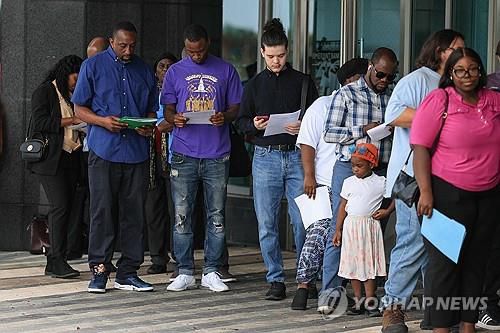 미 플로리다주 채용박람회에서 대기하는 줄[AFP 연합뉴스 자료사진. 재판매 및 DB 금지]