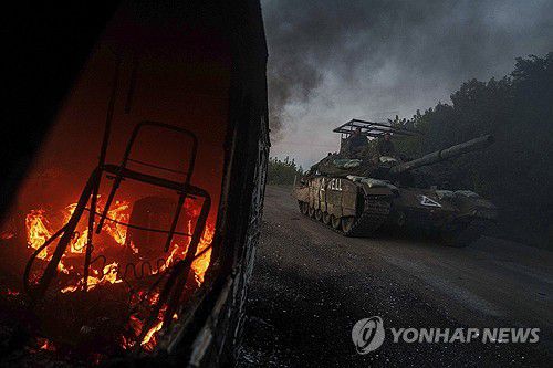 우크라이나 수미를 지나는 탱크[AP 연합뉴스 자료사진. 재판매 및 DB 금지]