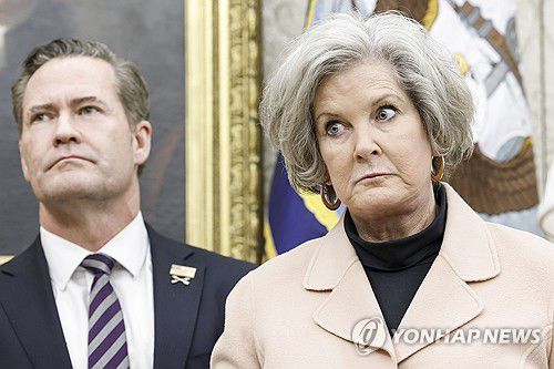 美백악관의 왈츠 안보보좌관과 와일스 비서실장[EPA 연합뉴스 자료사진. 재판매 및 DB 금지]