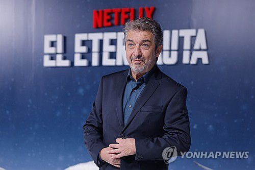리카르도 다린 아르헨티나 배우(부에노스아이레스=EPA 연합뉴스) 4월 29일(현지시간) 아르헨티나 부에노스아이레스의 시사회장에서 '영원한 항해자 에테르나우타'의 남자 주연배우 역을 맡은 리카르도 다린이 포즈를 취하고 있다. 2025.5.2